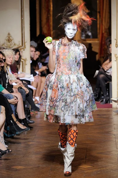 Look 16